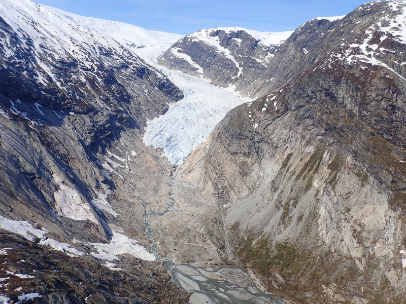 Bilde av Nigardsbreen med fjell rundt.