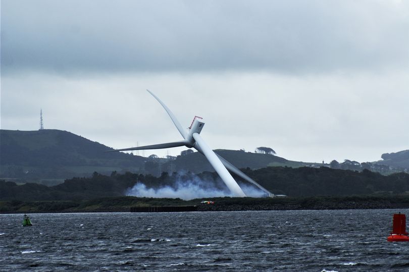 Stor vindturbin faller ned etter eksplosjon.