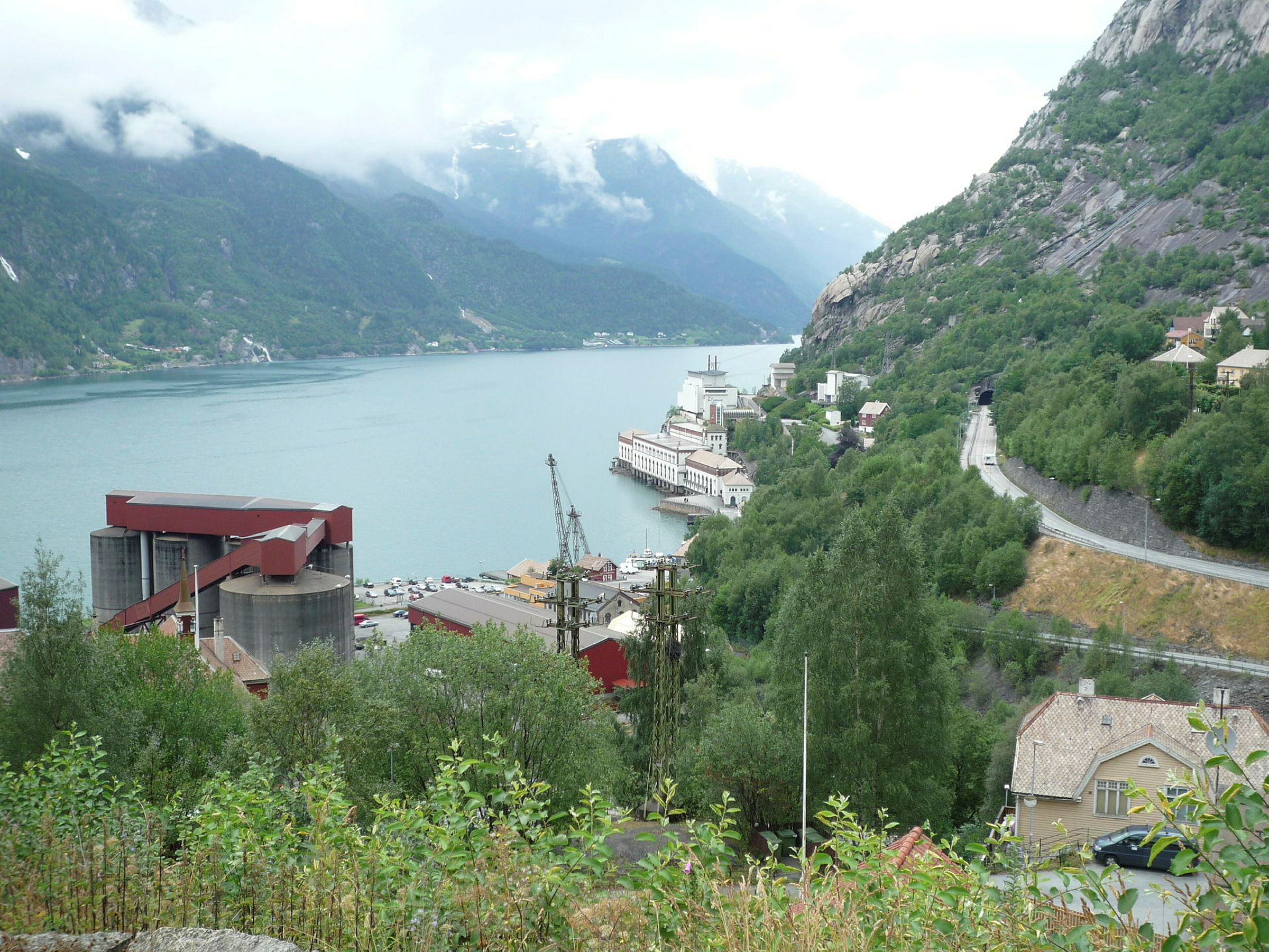 Industriområde ved fjord.