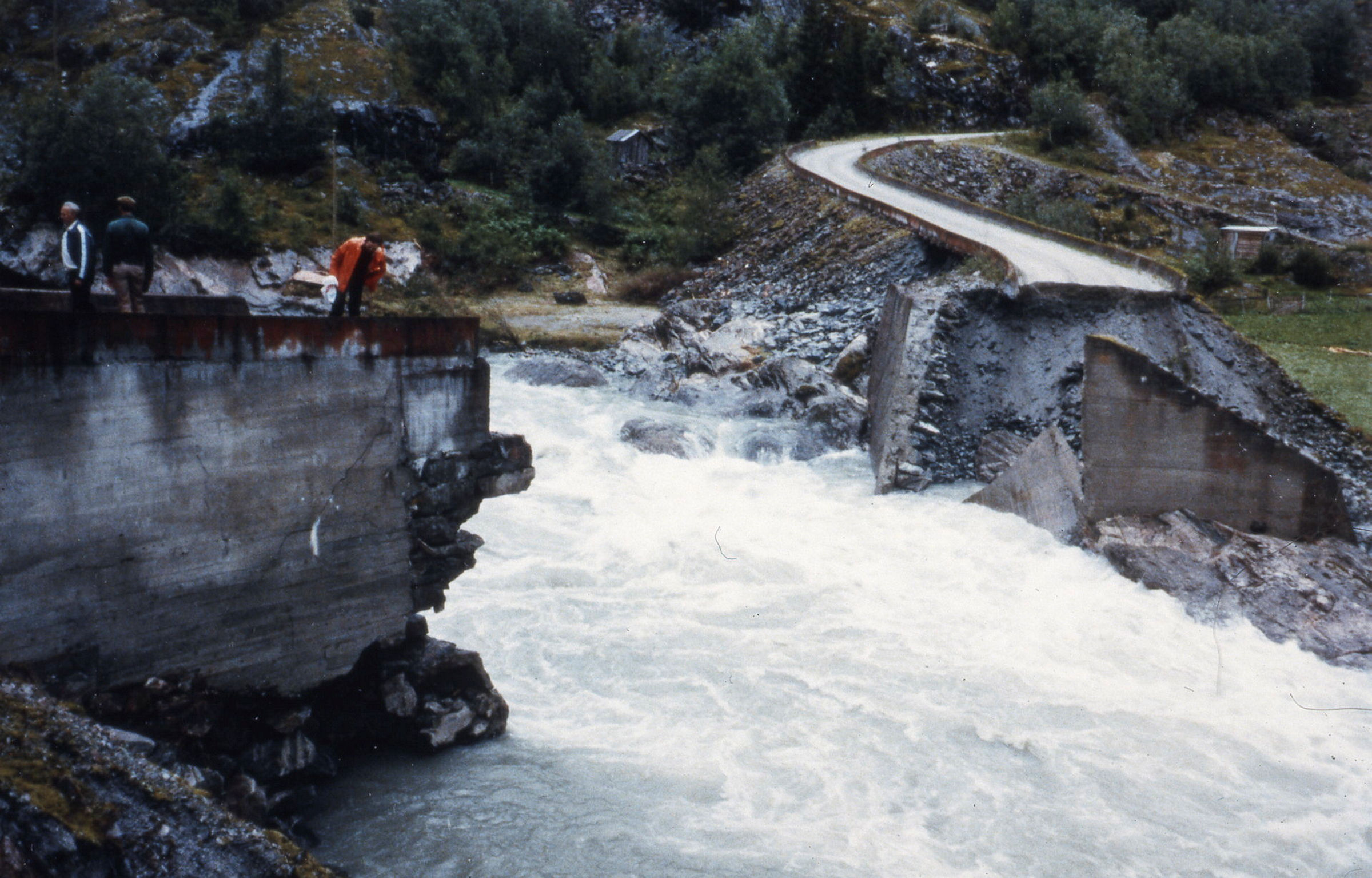 Brua over Vigdøla er ødelagt etter flommen 14. og 15. august 1079