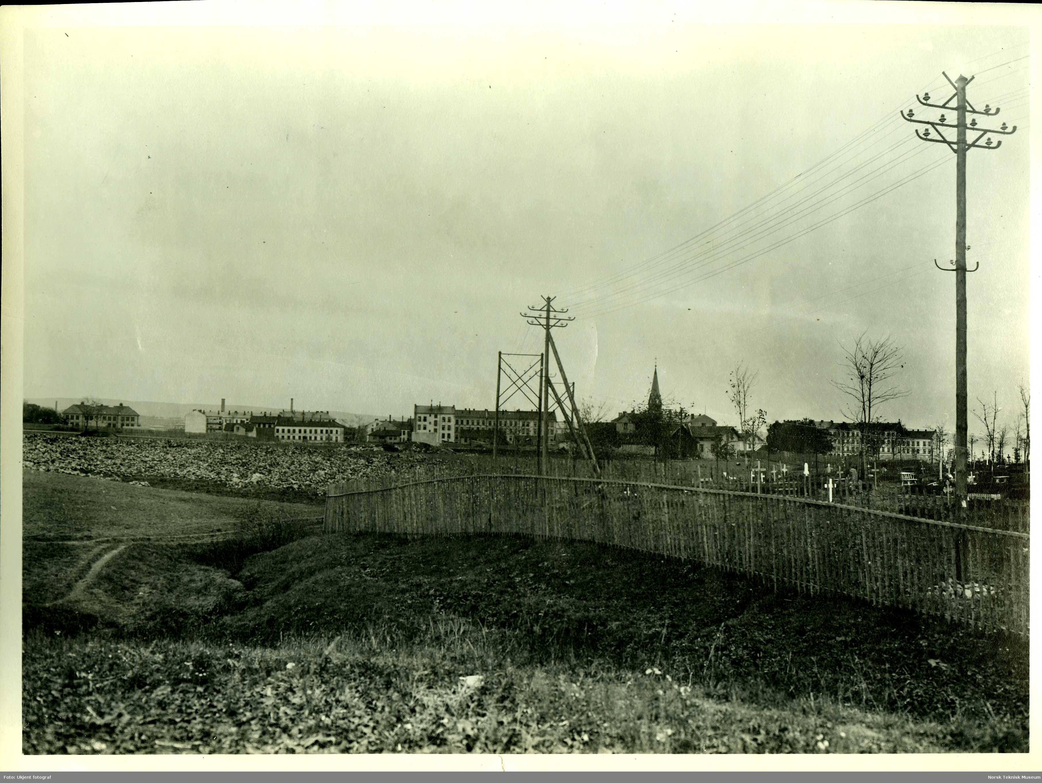 Kraftledninger i bylandskap.