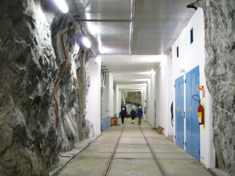 Tunnel gjennom fjell med skinner på gulvet