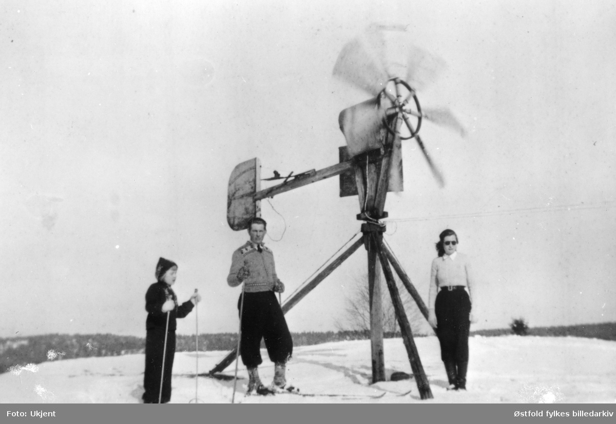 Tre personer og en liten vindmølle.