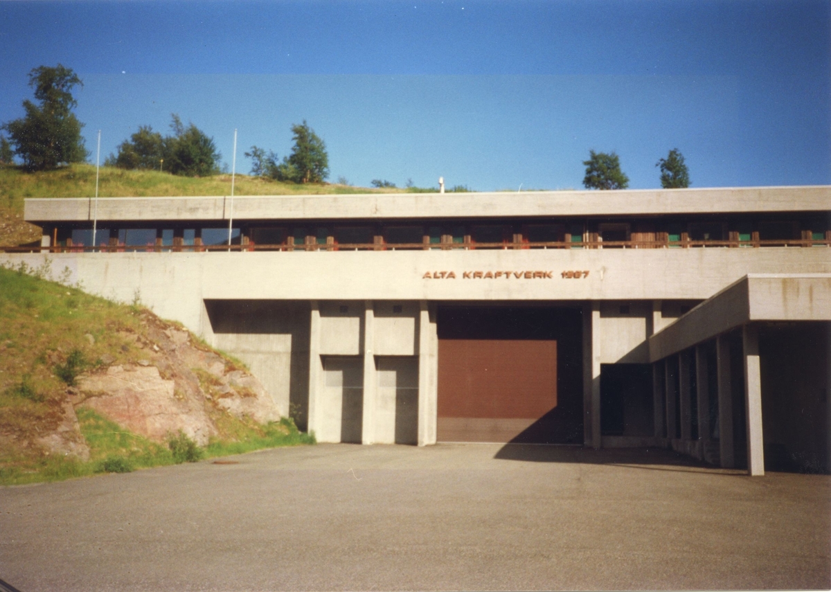 Betongbygning med portal.