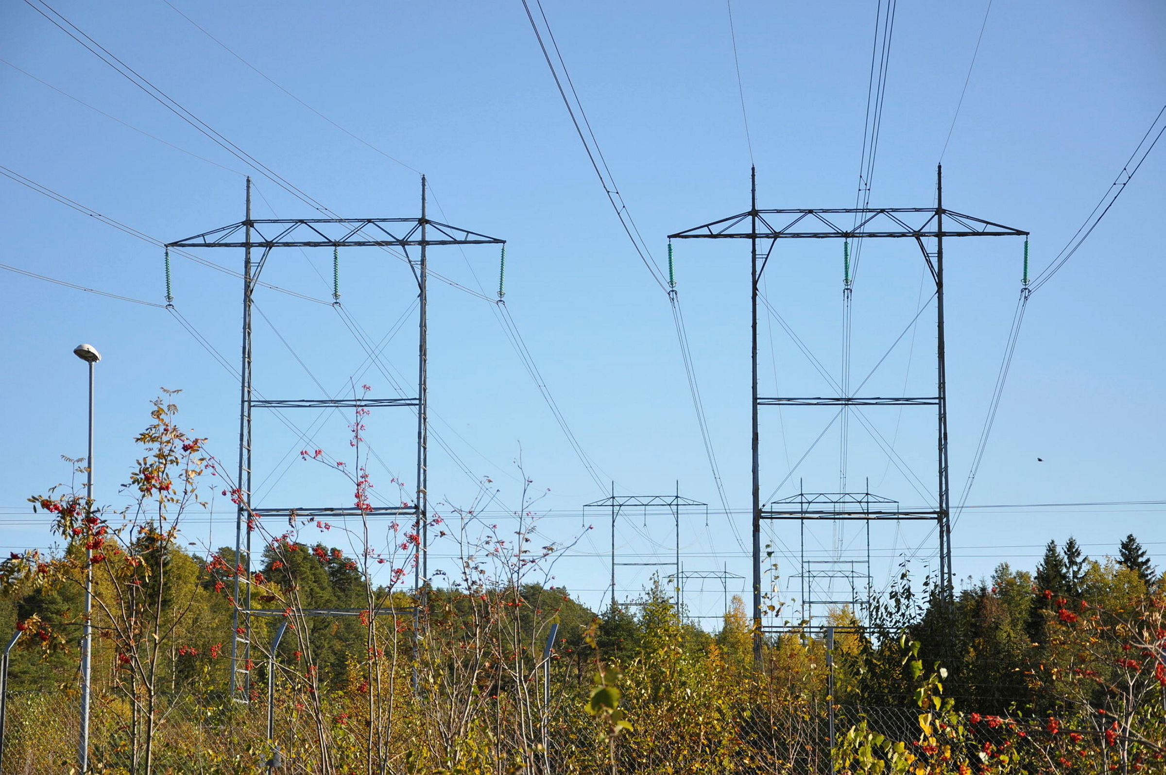 Stålmaster med kraftledninger.