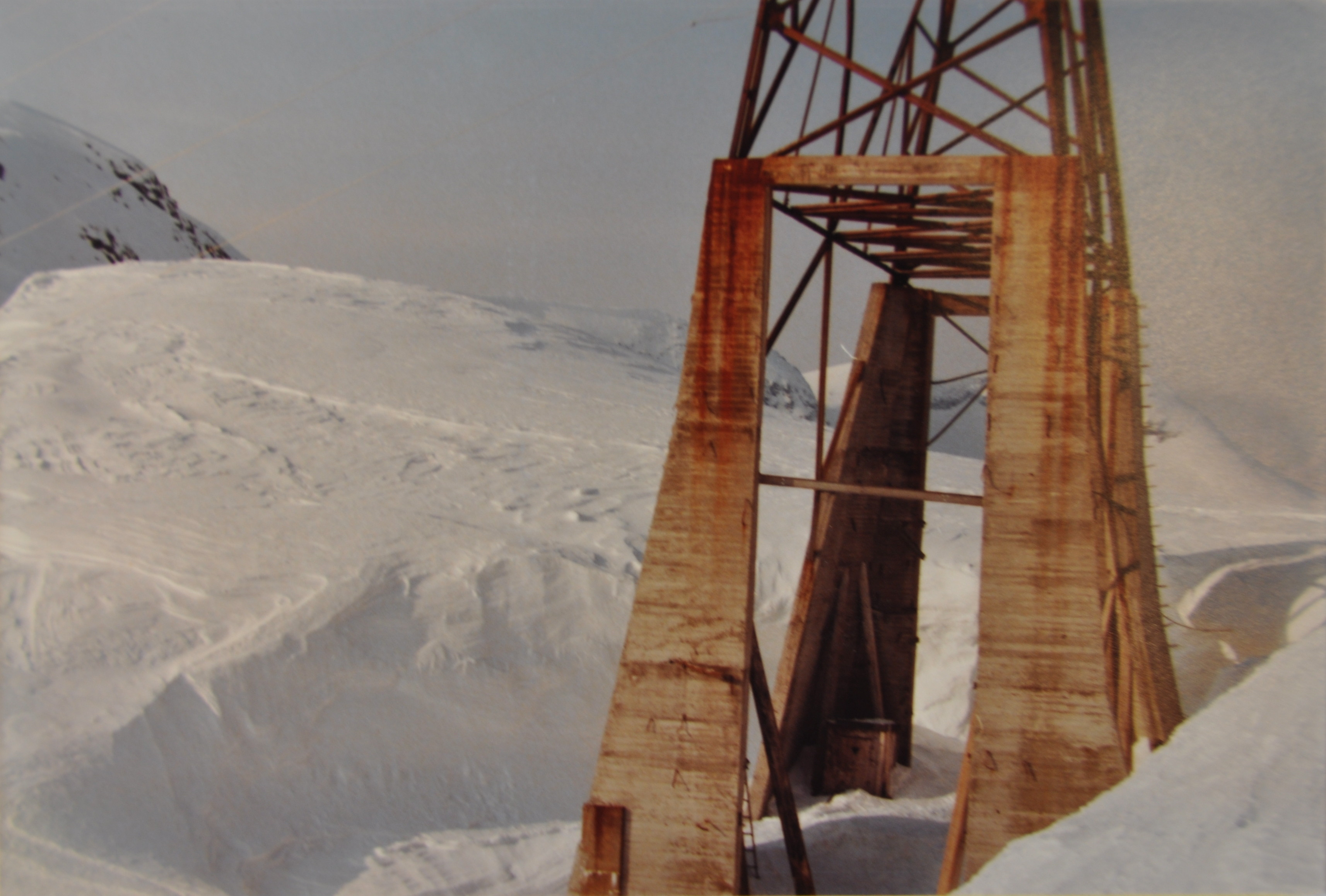 Kraftmast i fjellandskap med snø