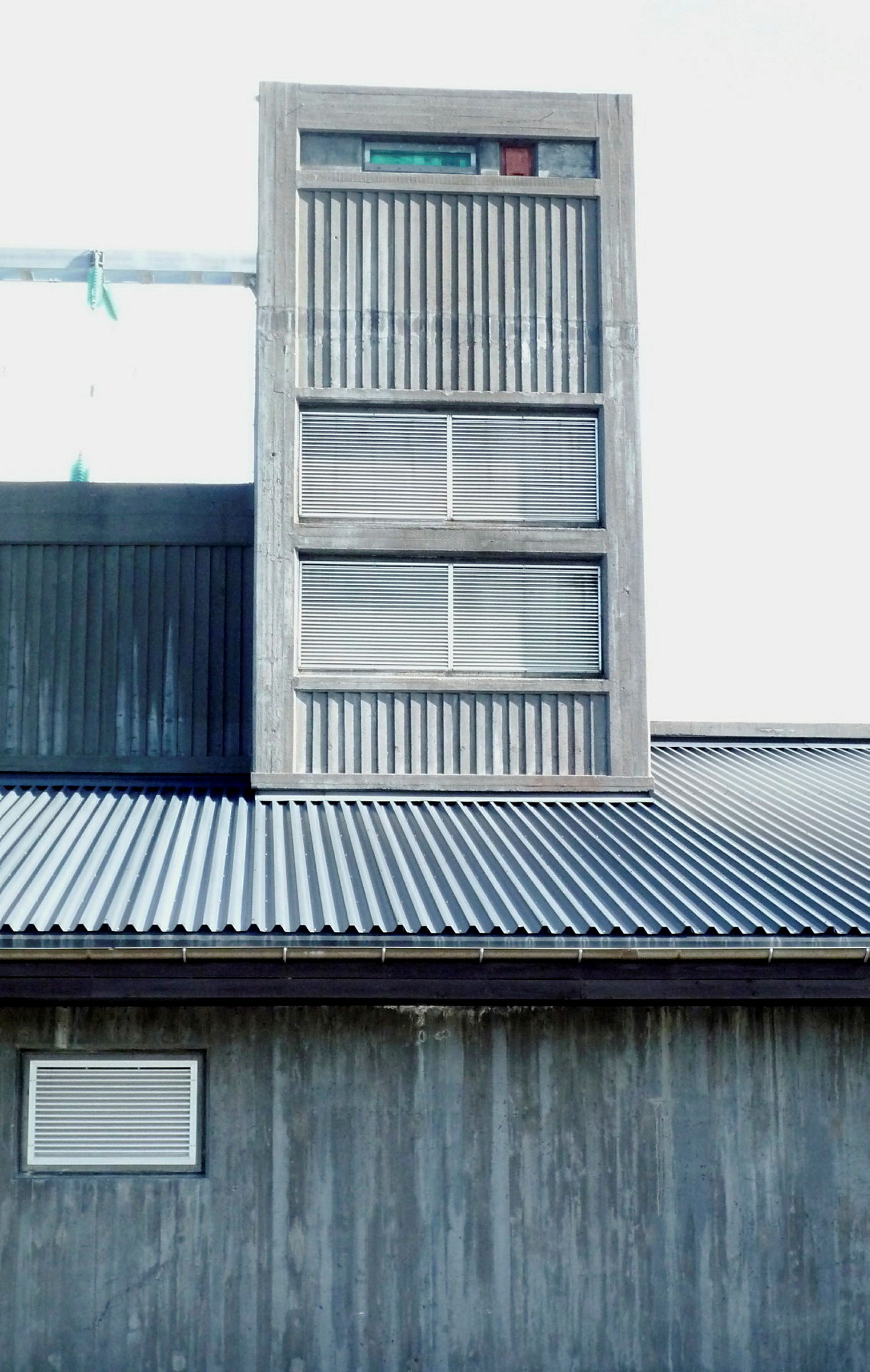 Betongdetalj av bygning.