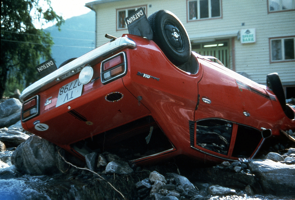 Bil ligger oppned oppå steiner
