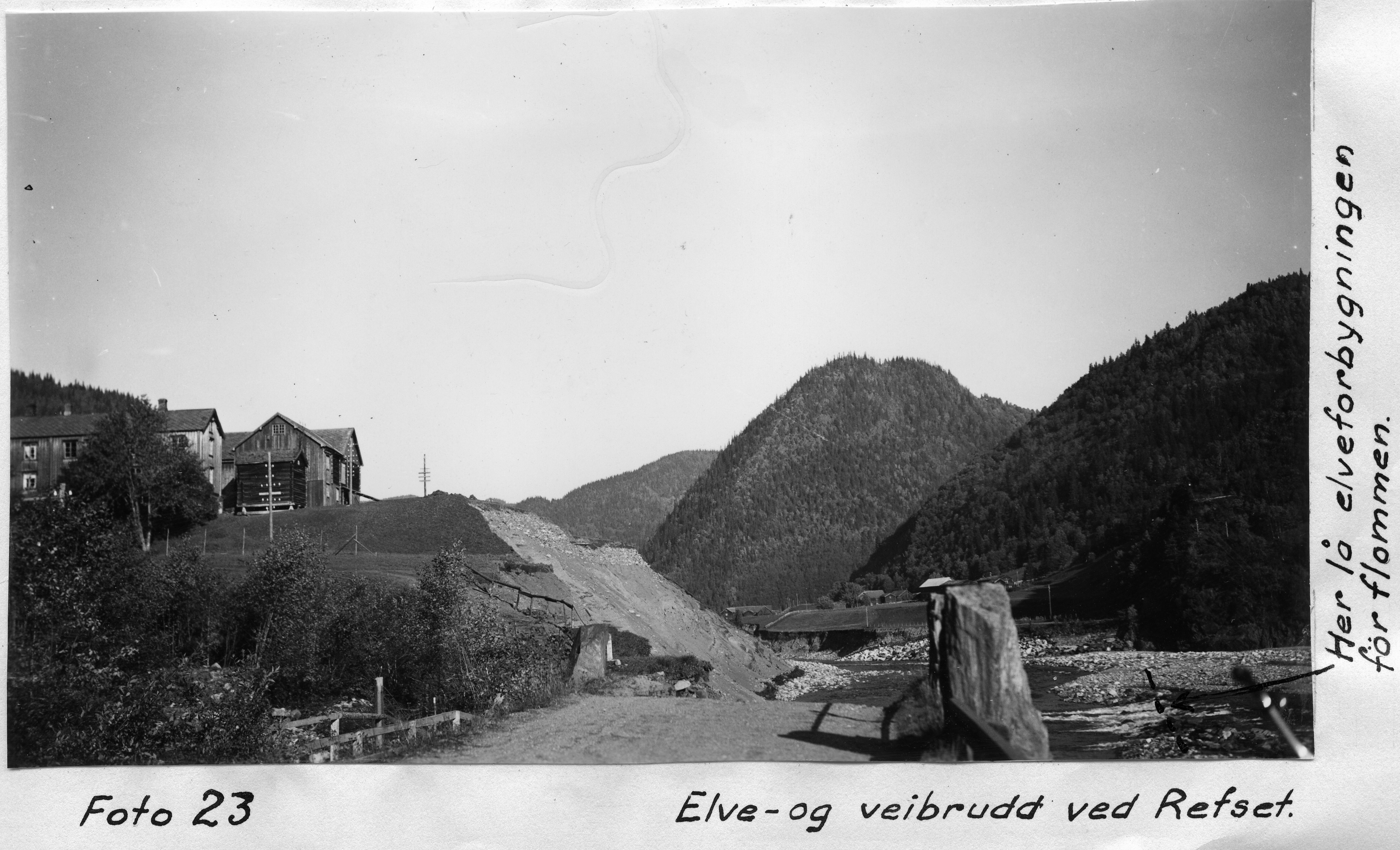 Foto fra flom i Refset i 1940. Elve- og veibrudd.