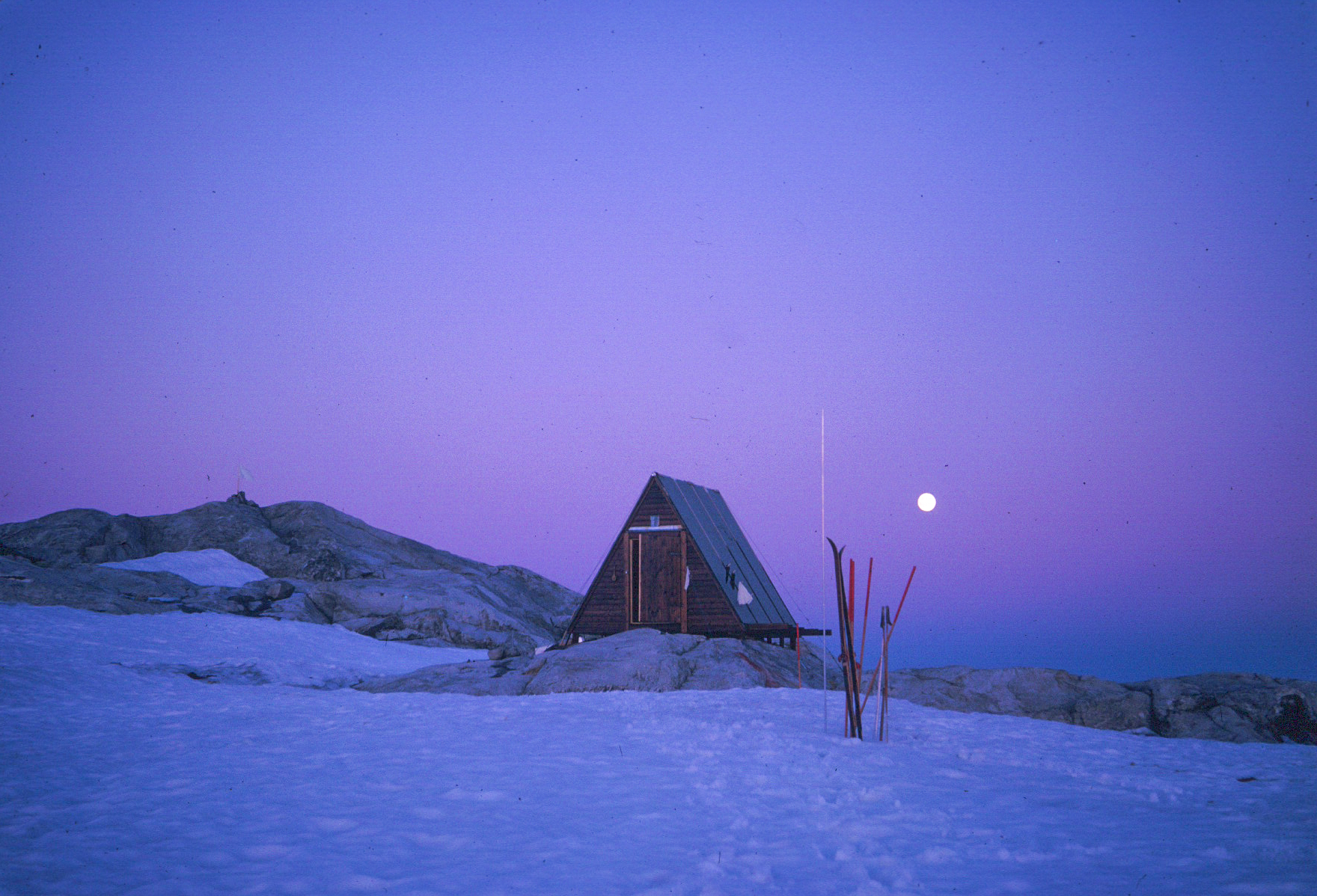 Trekanthytte og ski i måneskinn på Folgefonna.