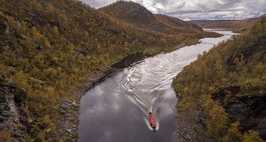 Elvebåt i Altaelven fra  fugleperspektiv med drone