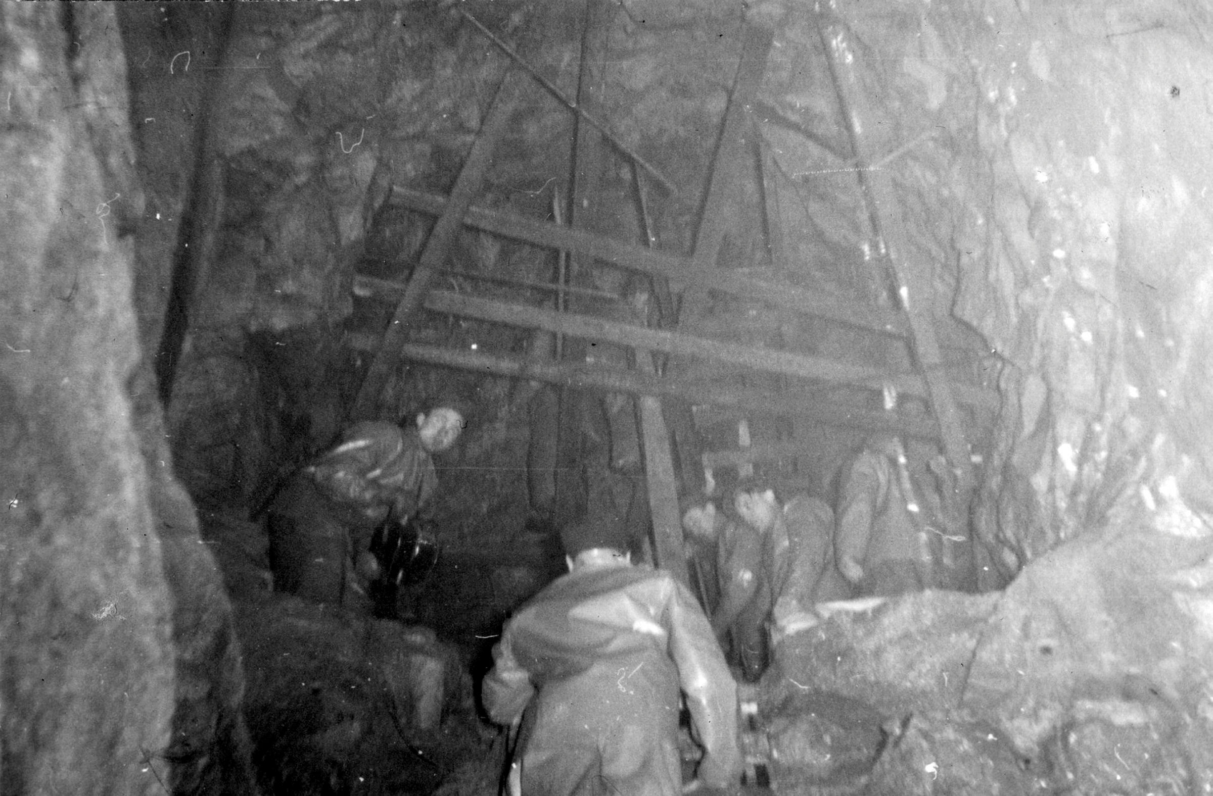 Menn står på stillas for boring og lading av gjennomslagsproppen i en tunnel i Tokkeutbyggingen