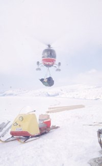 Helikopter og snøskuter på isbre