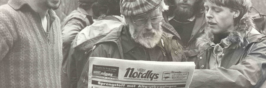 Demonstranter leser avisa Nordlys