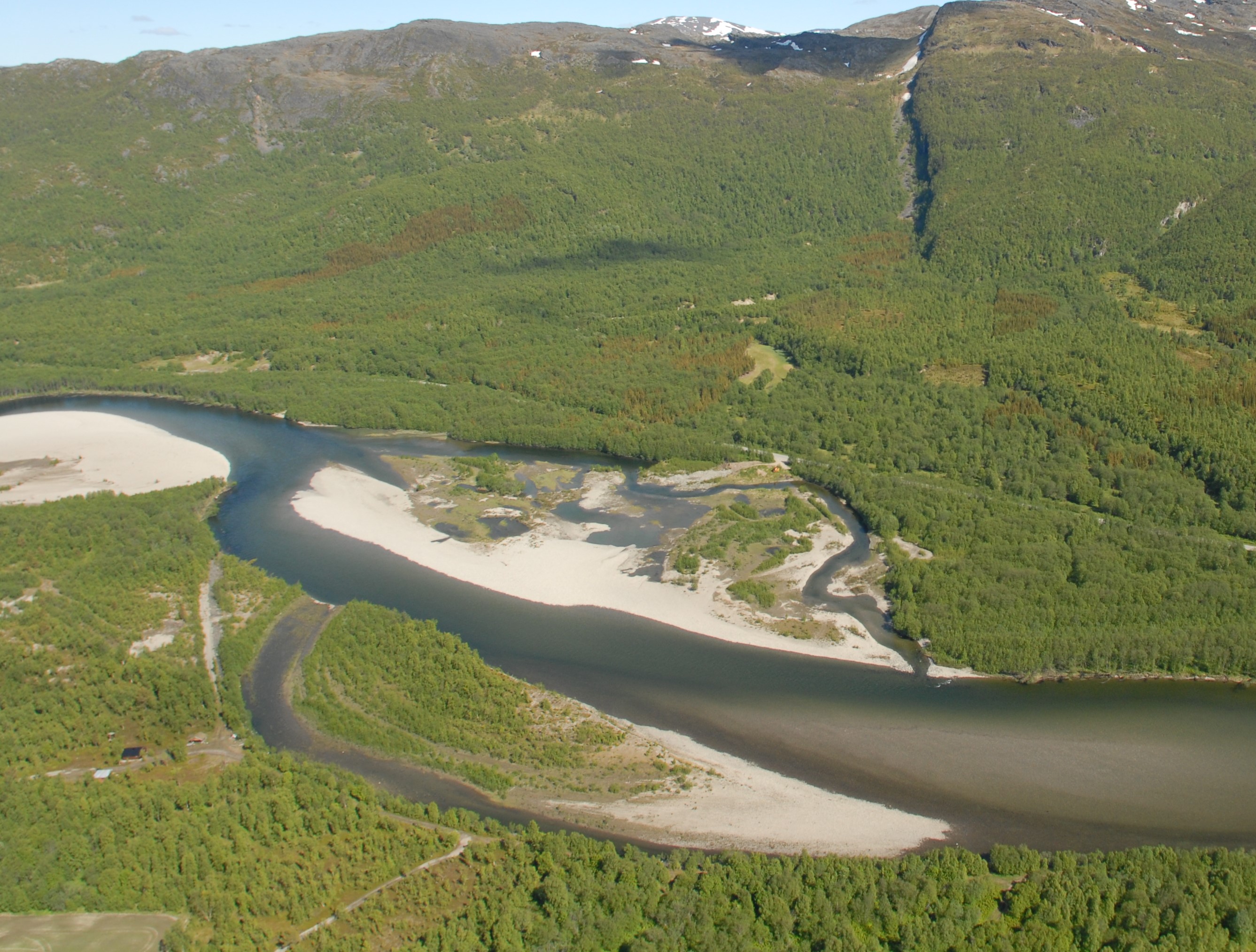 Reisaelva ved normal vannføring med tilhørende nakne sandbanker langs bredden