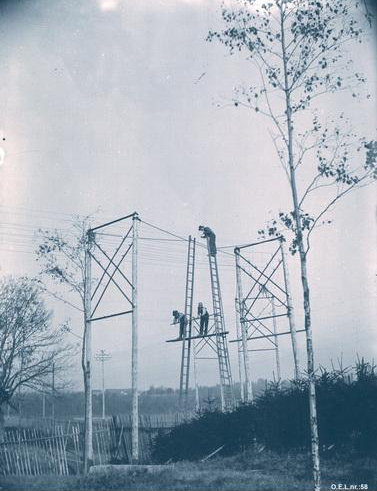 Mennesker arbeider oppe i stålmaster