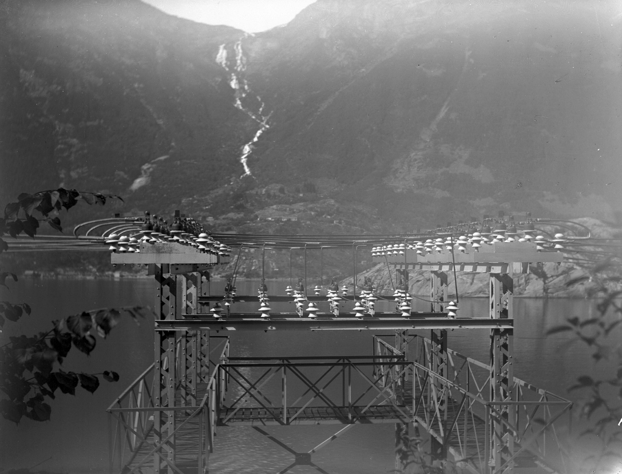 Kraftledning ved en fjord