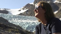 Bilde av breforsker Miriam Jackson, sittende ved Engabreen.