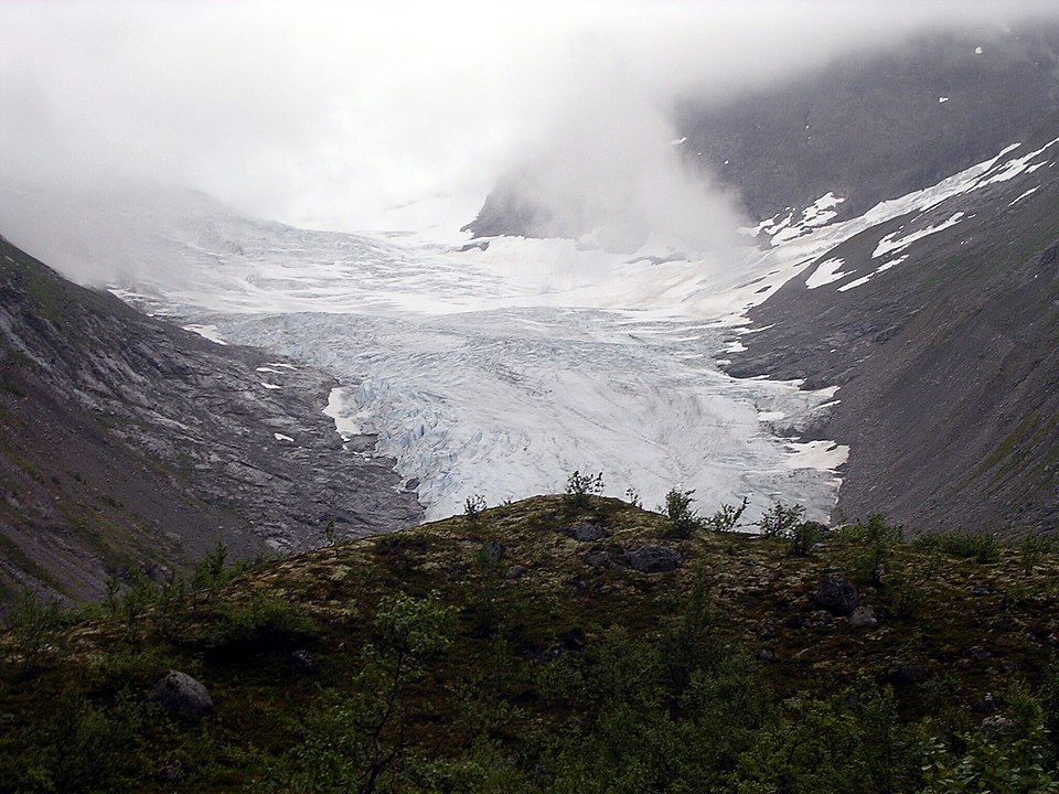 Bødalsbreen strekker seg ned fjellsiden.