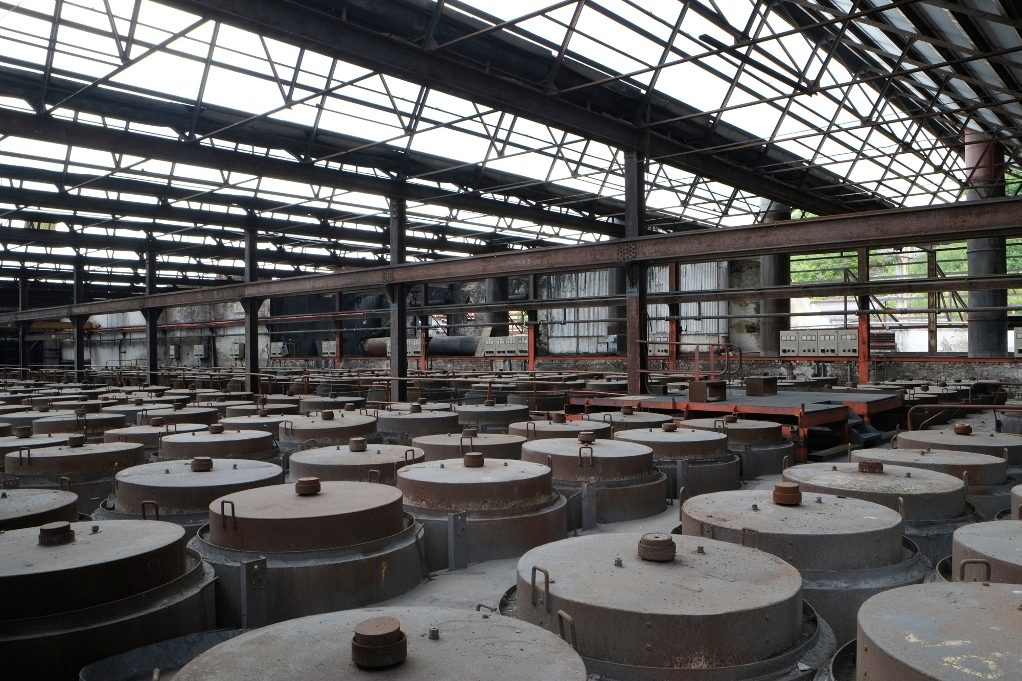 Mange runde ovner i et industribygg