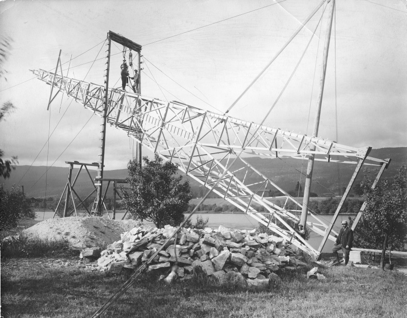 En kraftmast som har falt over ende