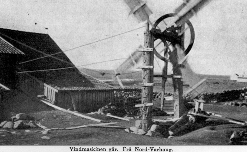 Gammelt bilde av en vindmaskin som driver et maskineri inne i en låve.