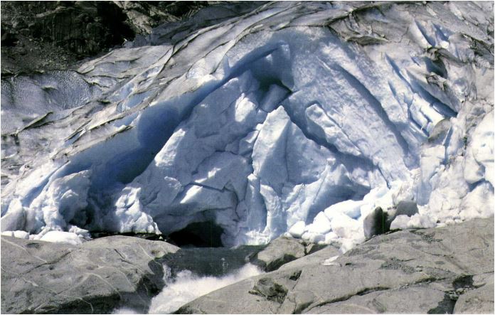 En kollapset breport fotografert to dager etter en ulykke som krevde to menneskeliv.