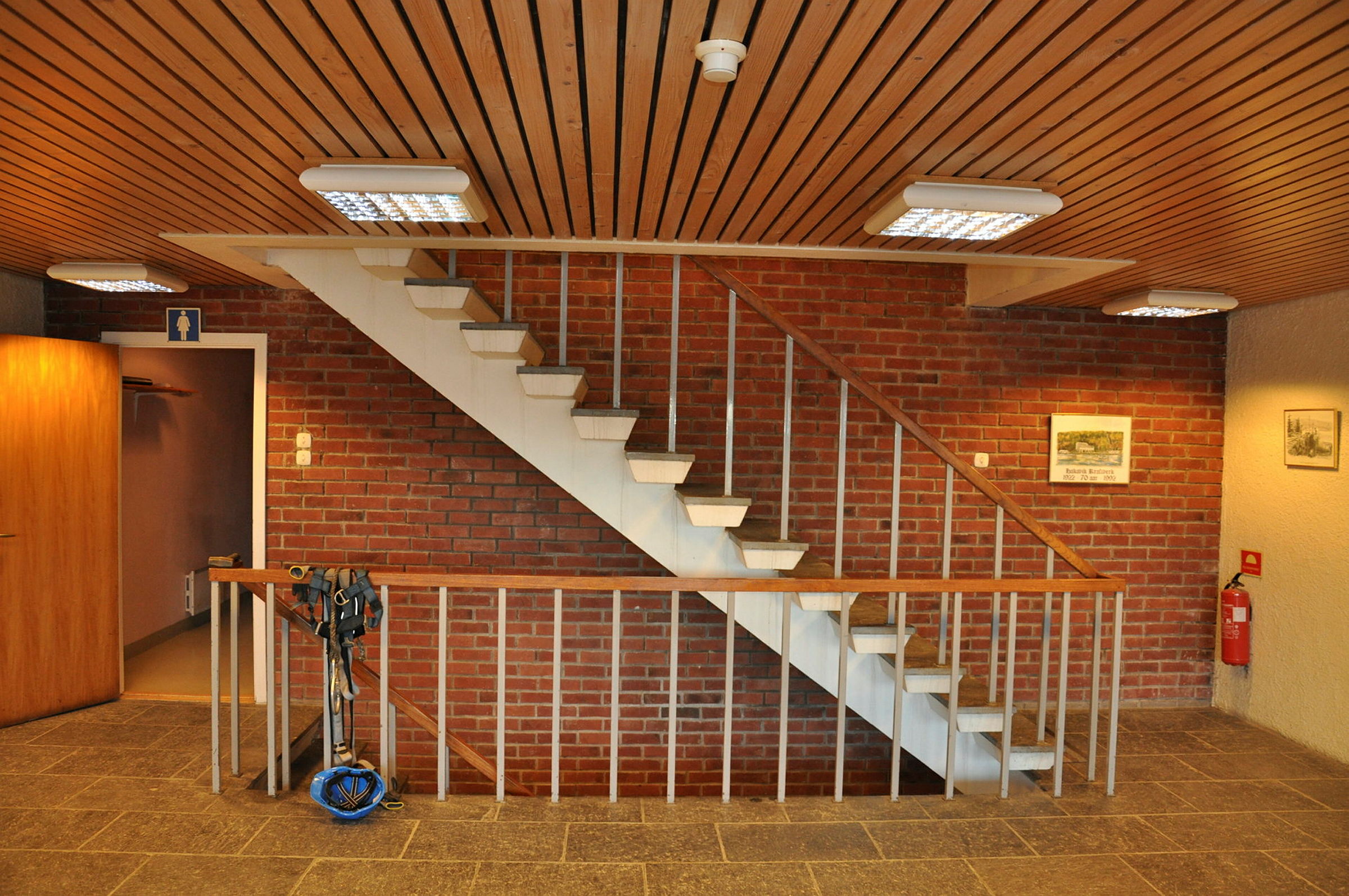 Innvendig trapp i industribygg.