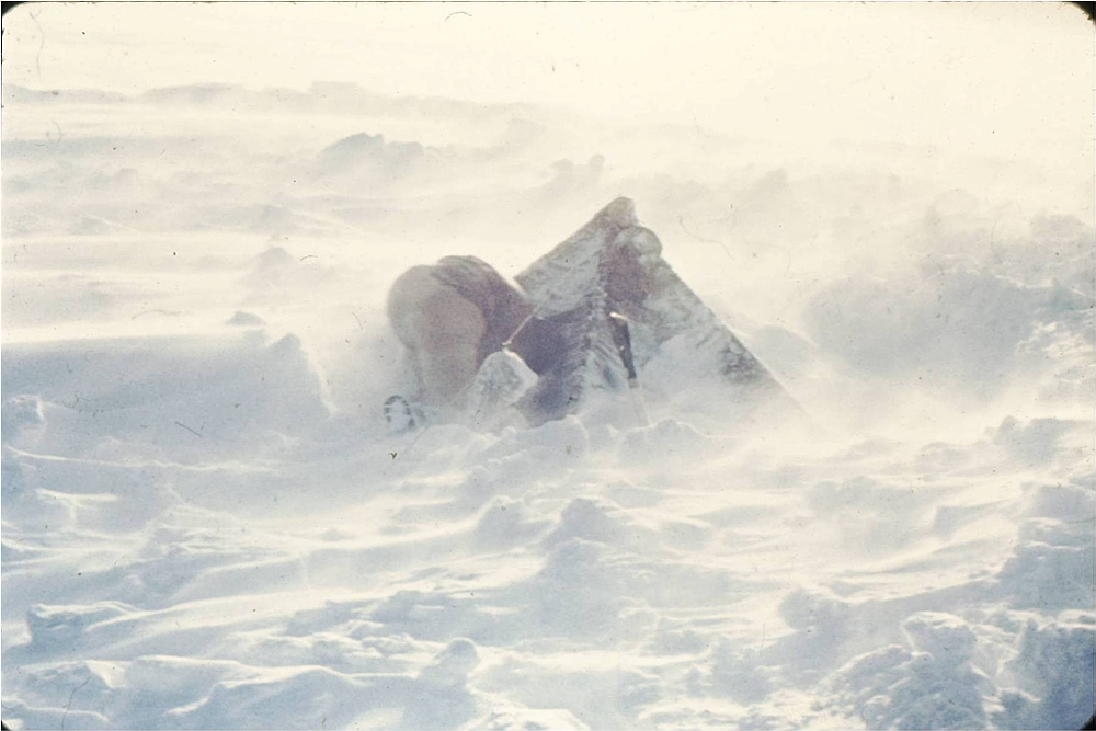Telt i uvær på isbre