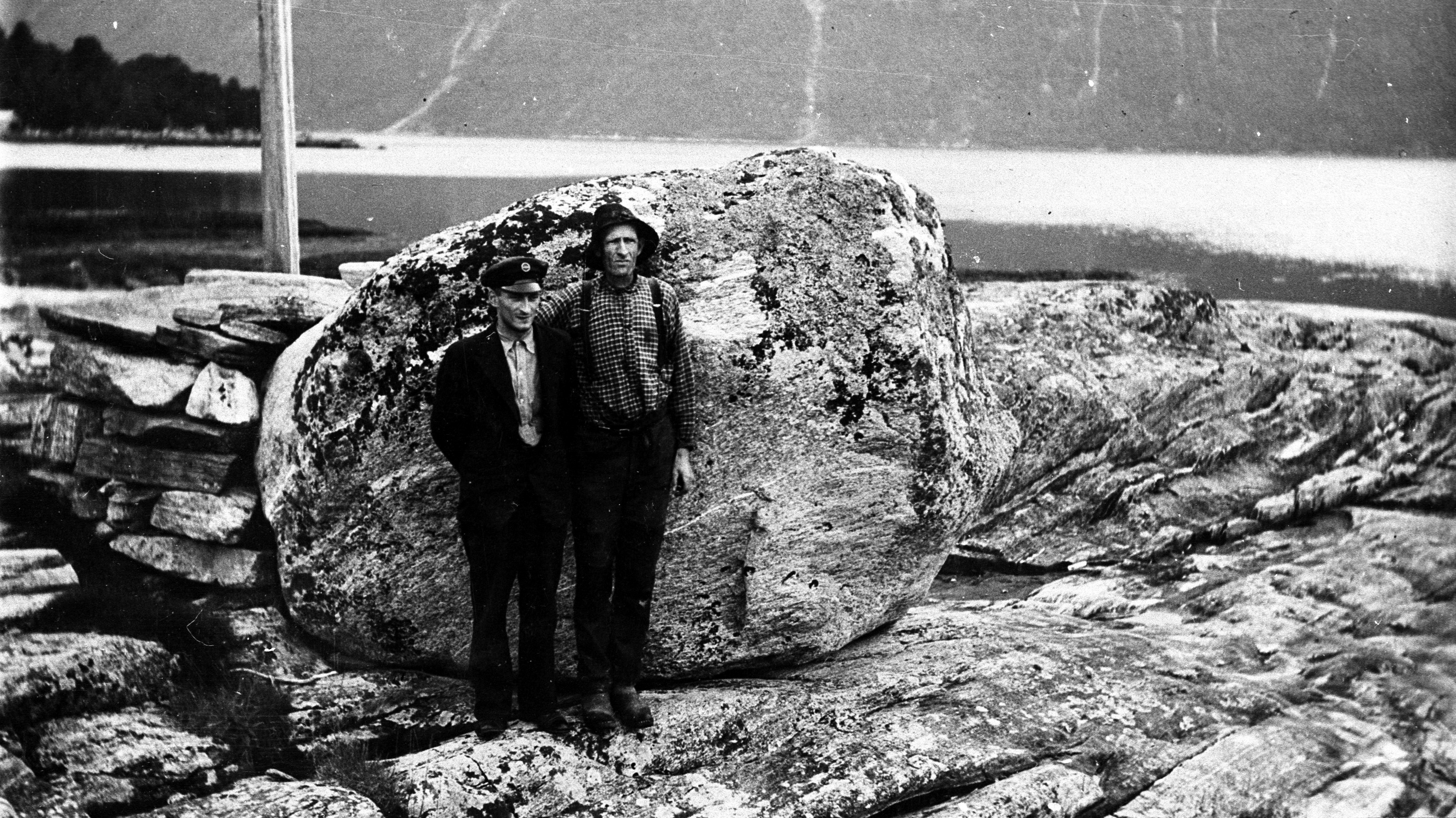 Stenen Ved Presteneset Tjelleskredet Flodbølge Romsdalsmuseets Fotoarkiv