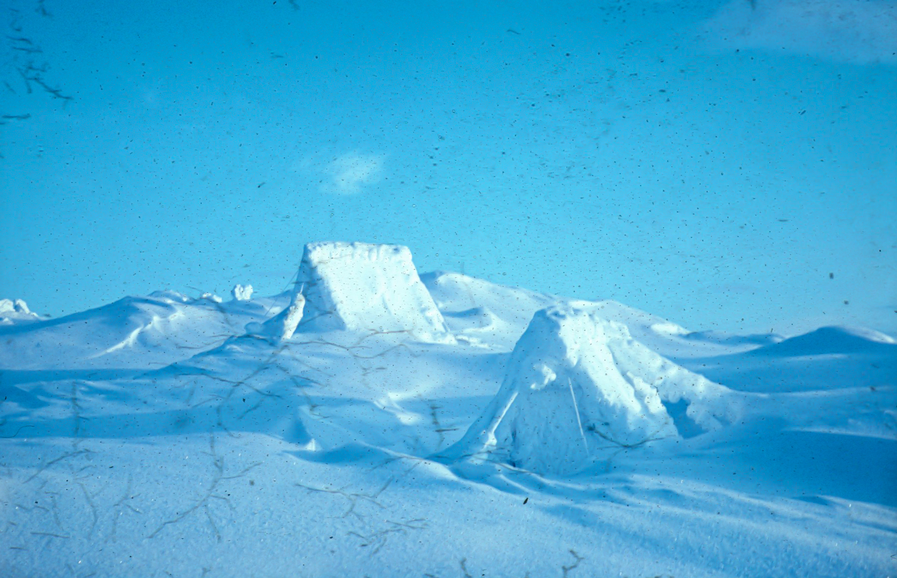 Nedsnødde hytter på Folgefonna