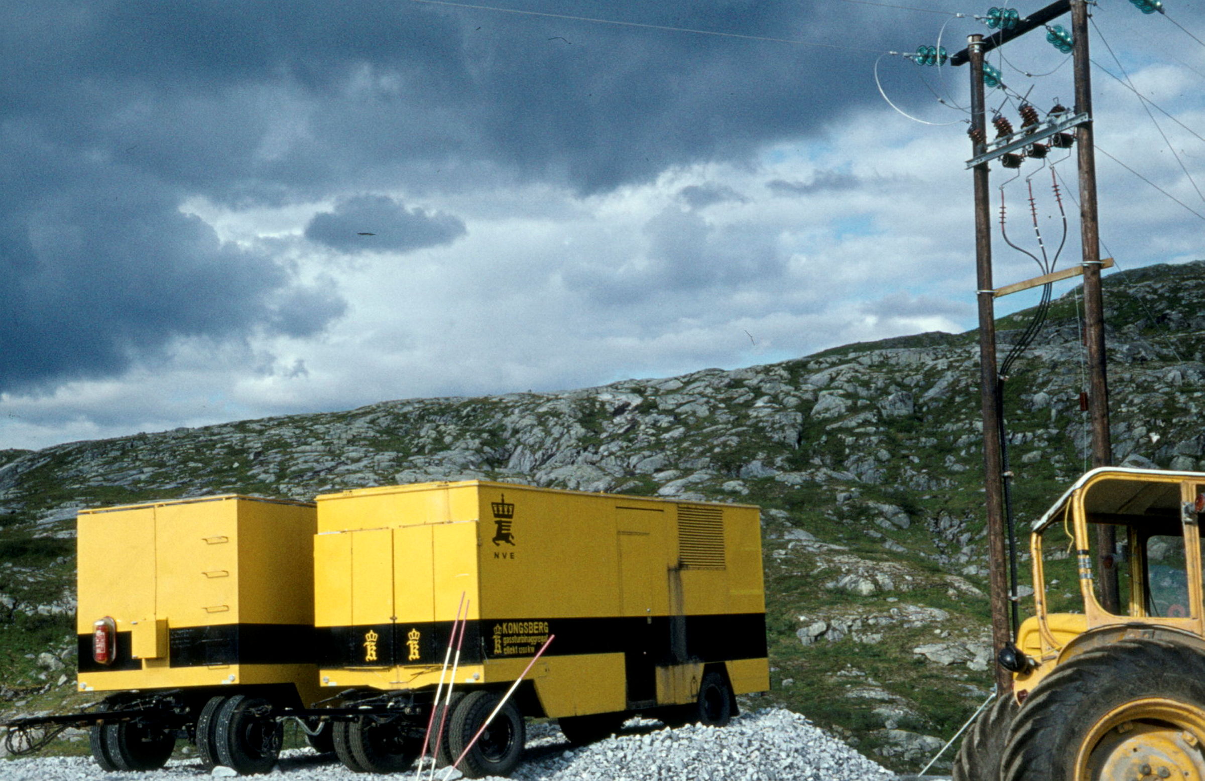To gule dieselaggregat med NVE logo i fjellet
