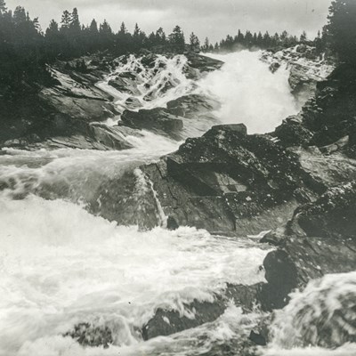 En foss i en elv