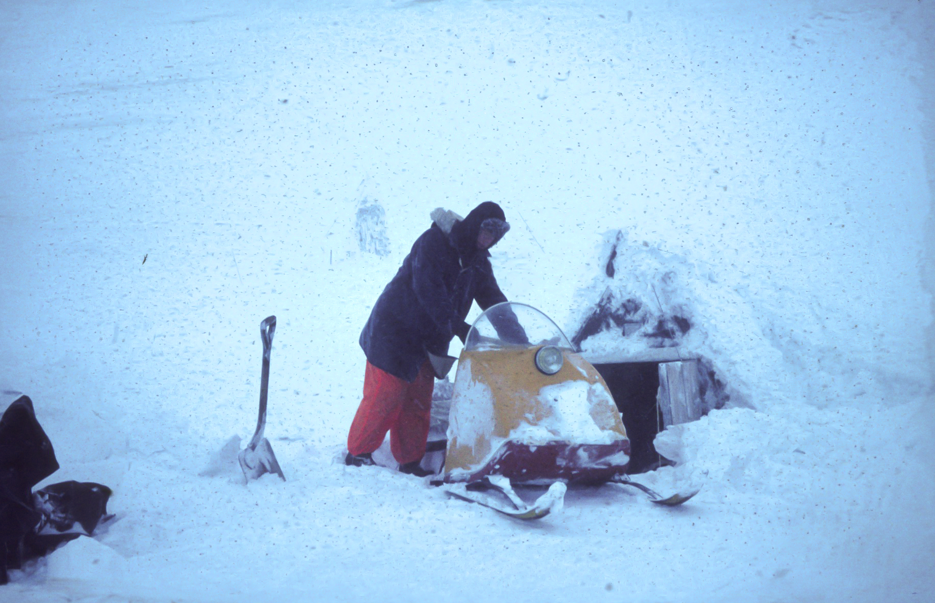 Snøscooteren hentes ut av garasjen.