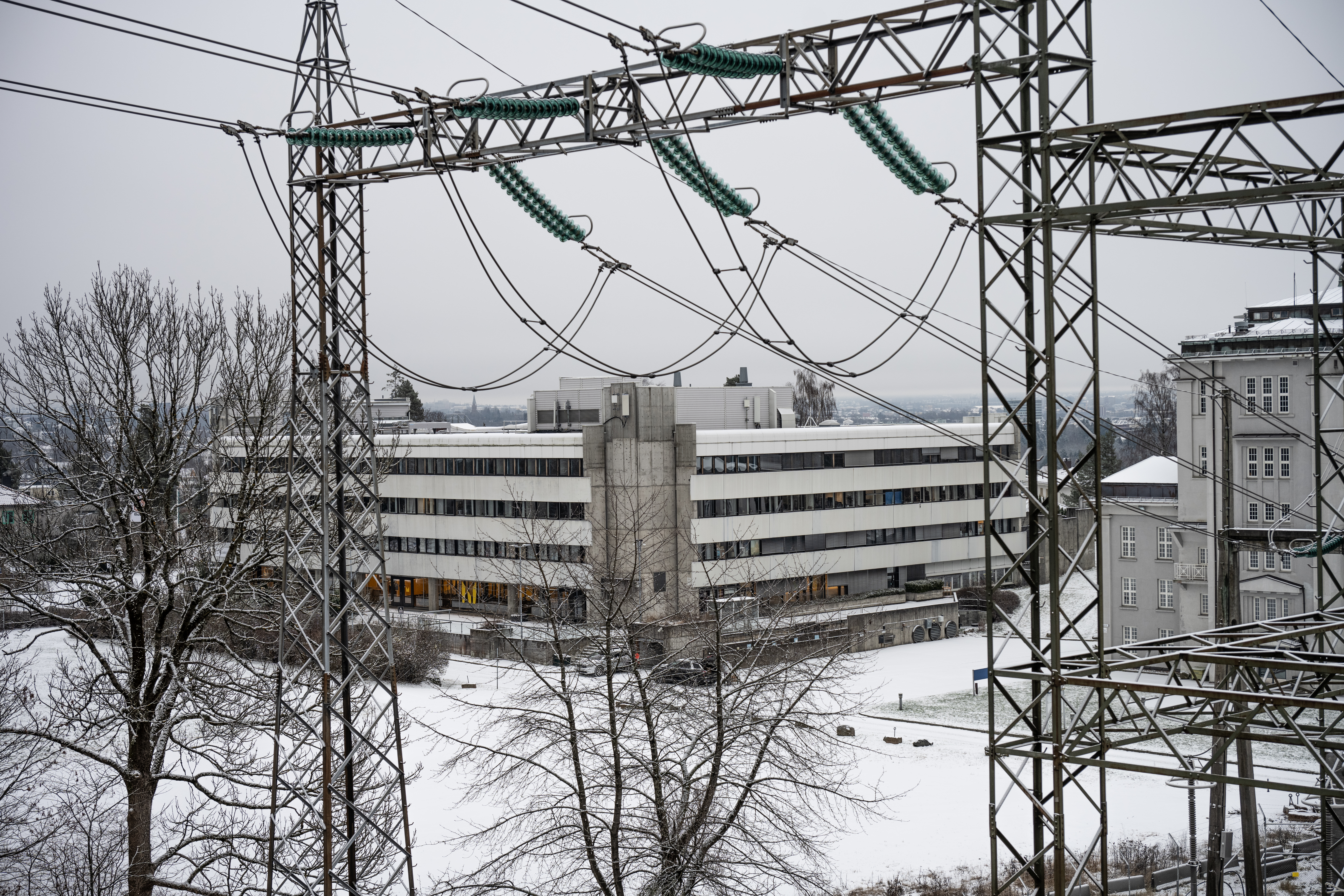 Betongbygg og stålmaster.