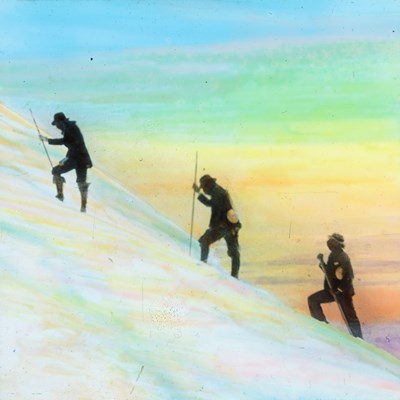 Tre menn på vei opp et fjell