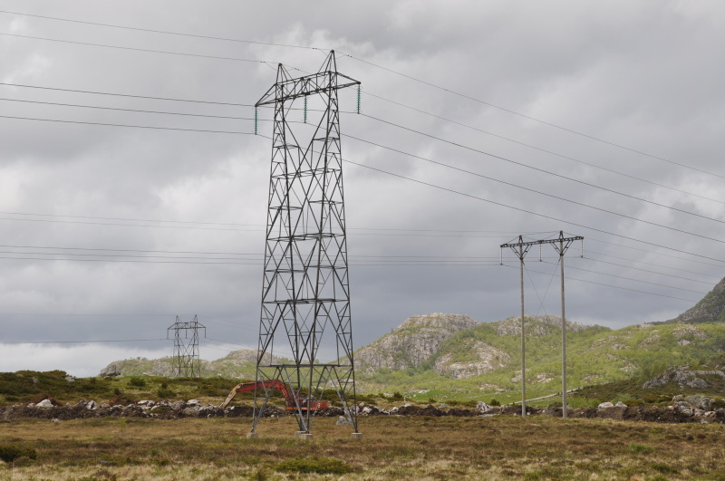 Kraftledninger og master som går gjennom småkupert landskap. 
