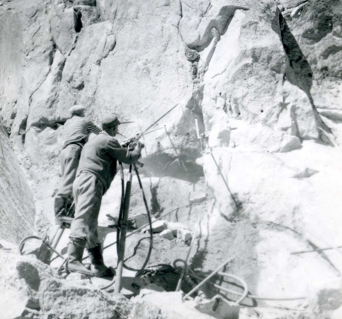 To menn driver spreningsarbeid ved Kjelavatn