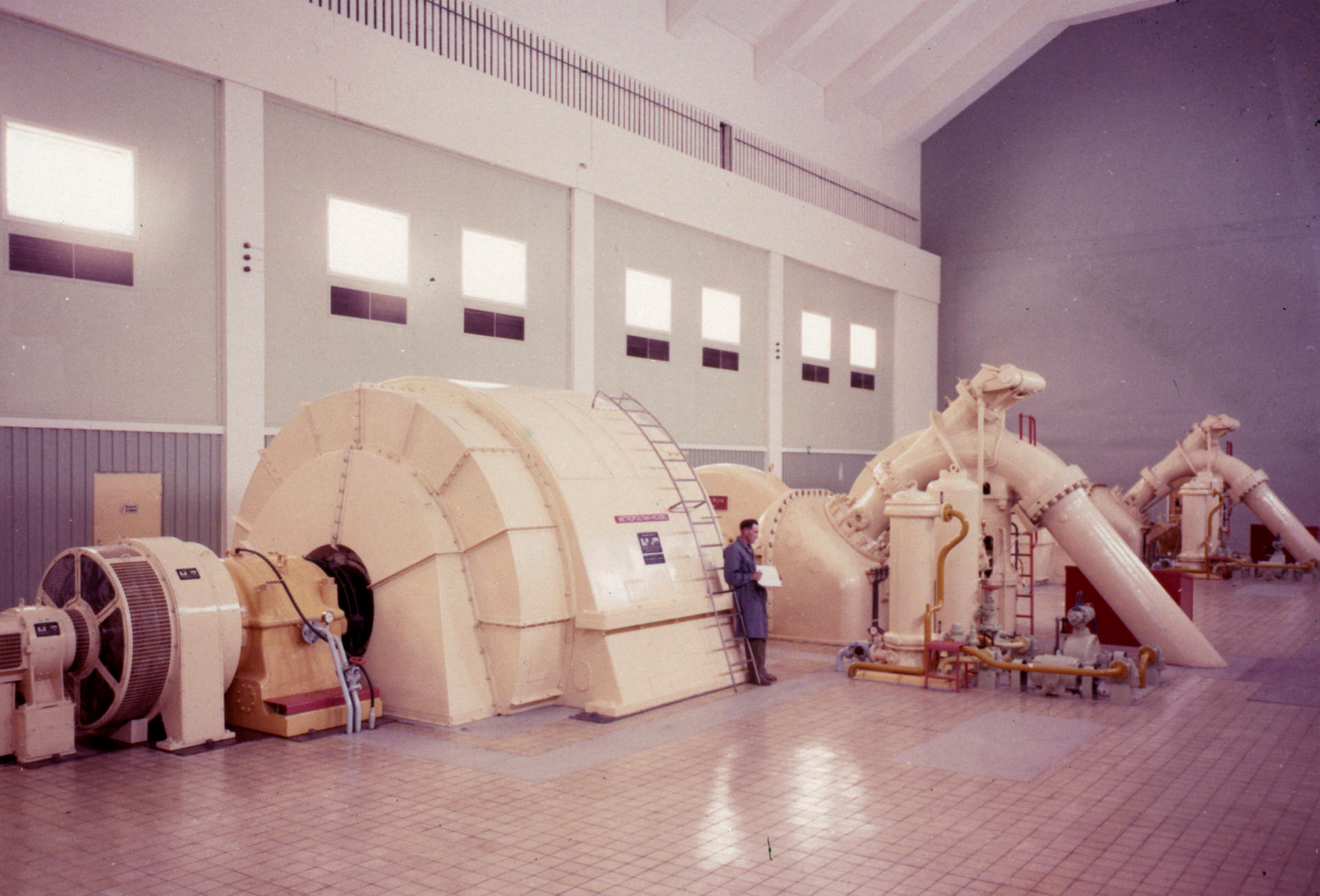 Vannturbin i en fjellhall, en mann. 