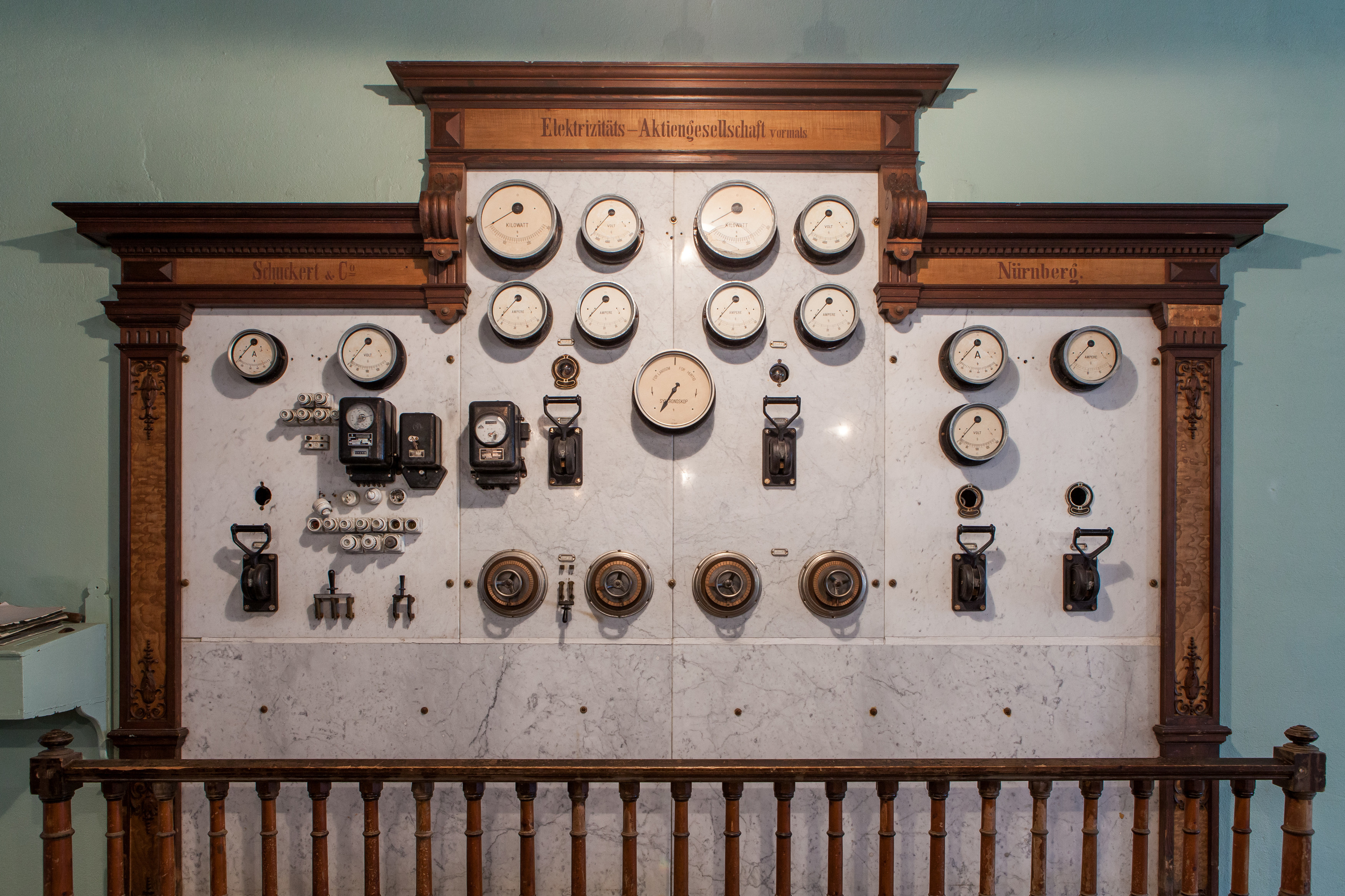 Industriinteriør med måleinstrumenter.