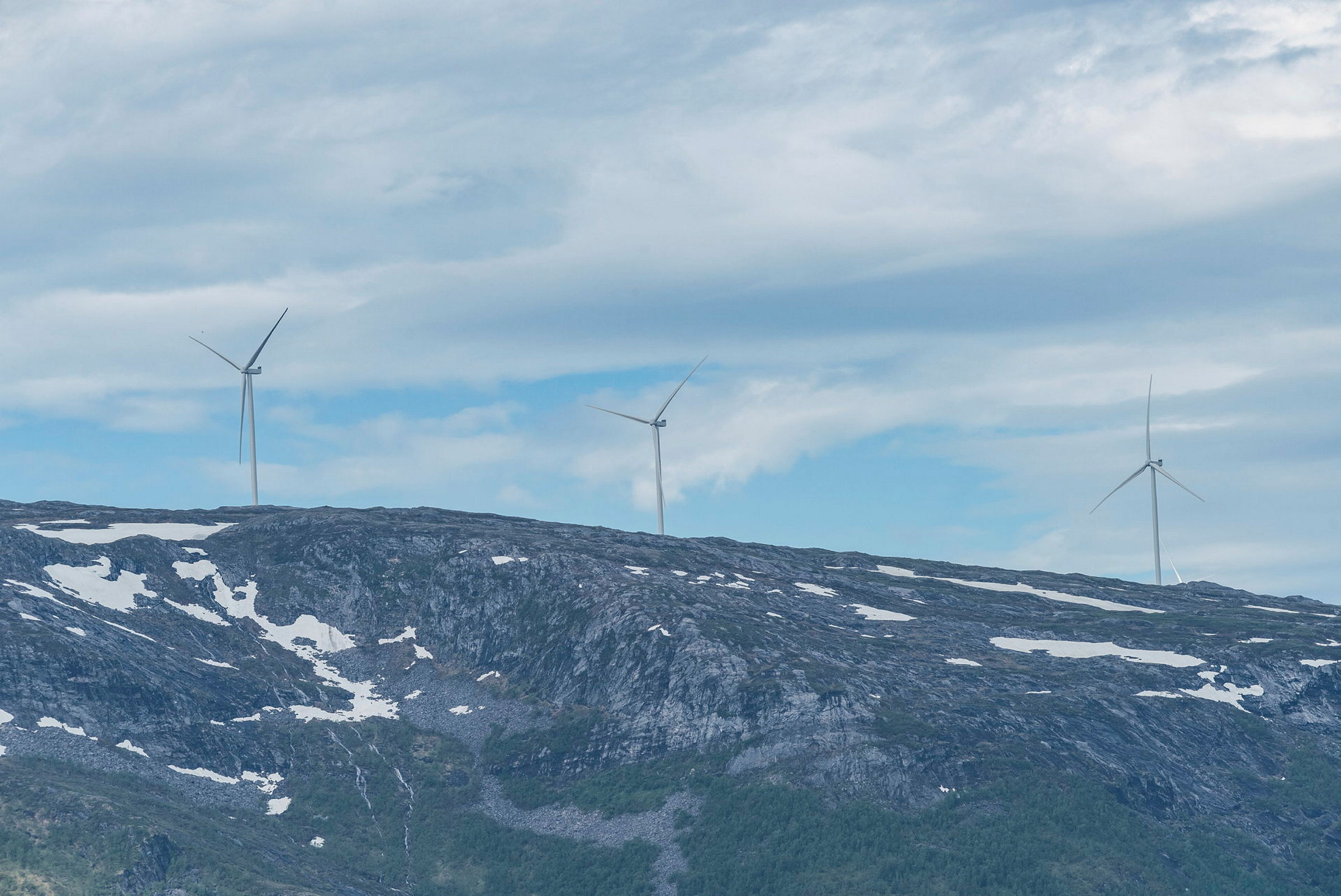Tre vindmøller på et fjell