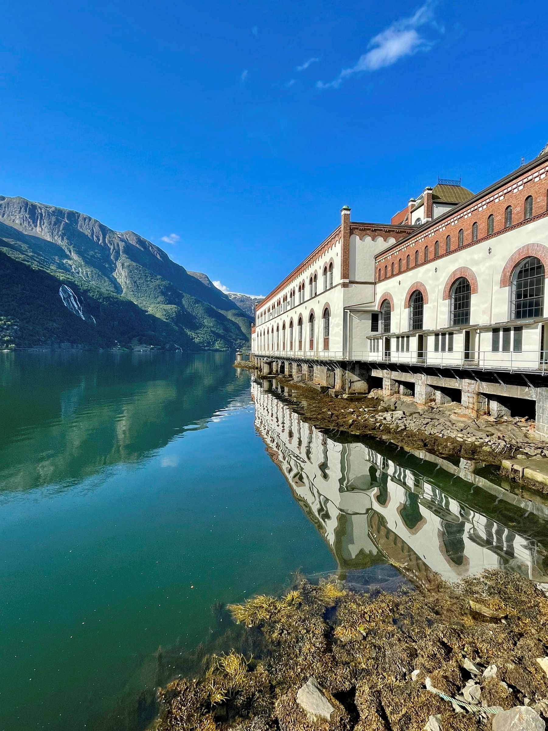 Stor murbygning ved vann.