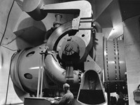 Mann foran maskiner i et kraftverk.