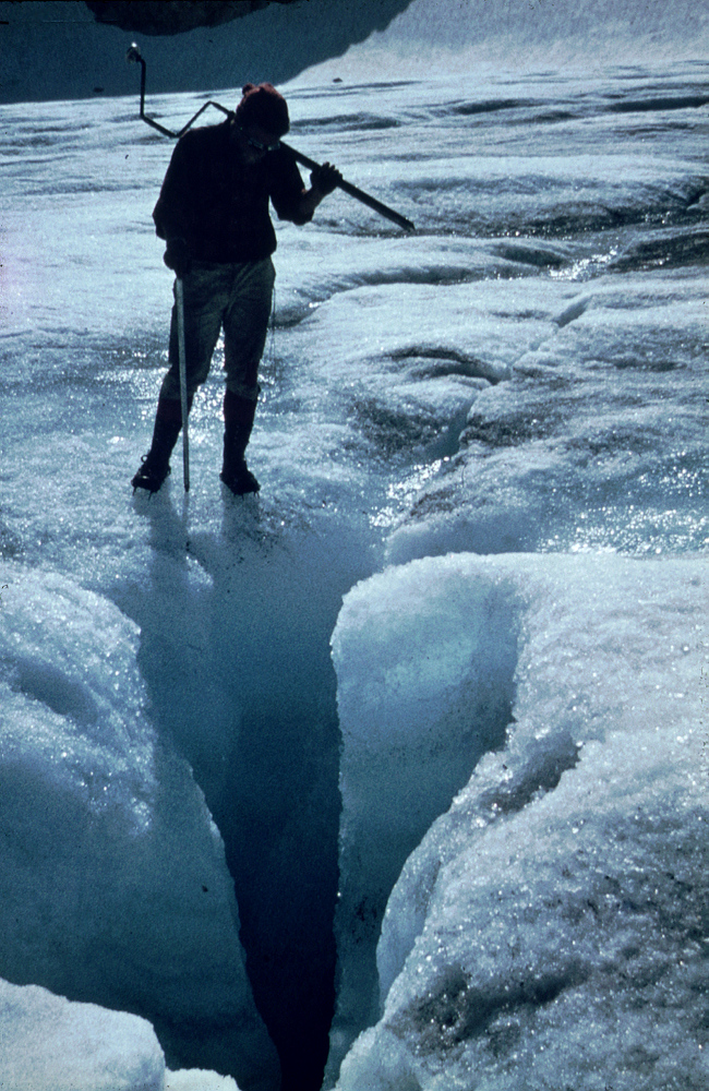 Person ser ned i bresprekk