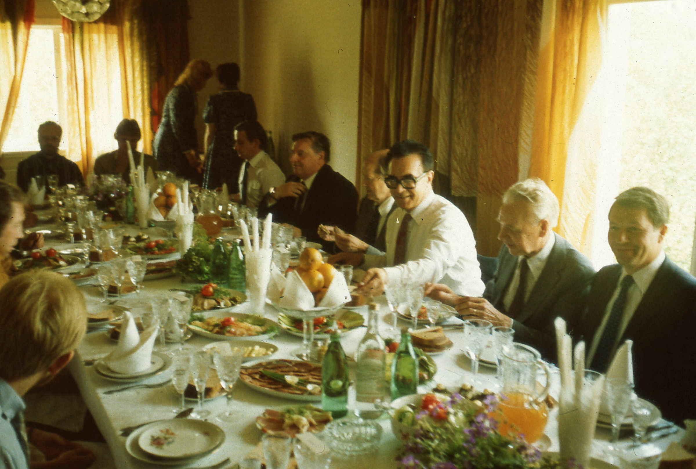 Mennesker rundt et bord med mat og drikke