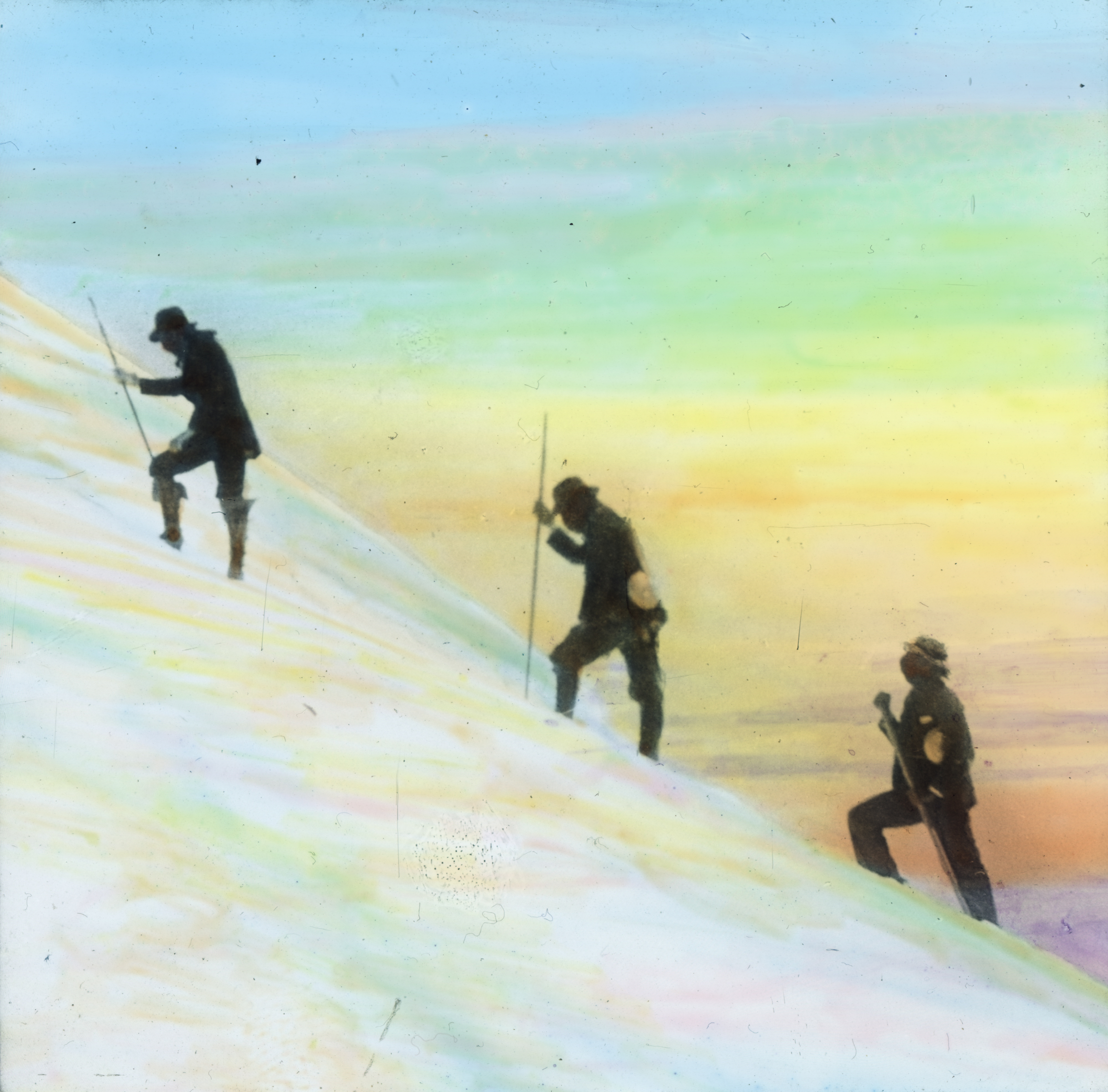 Tre mennesker på vei opp et fjell