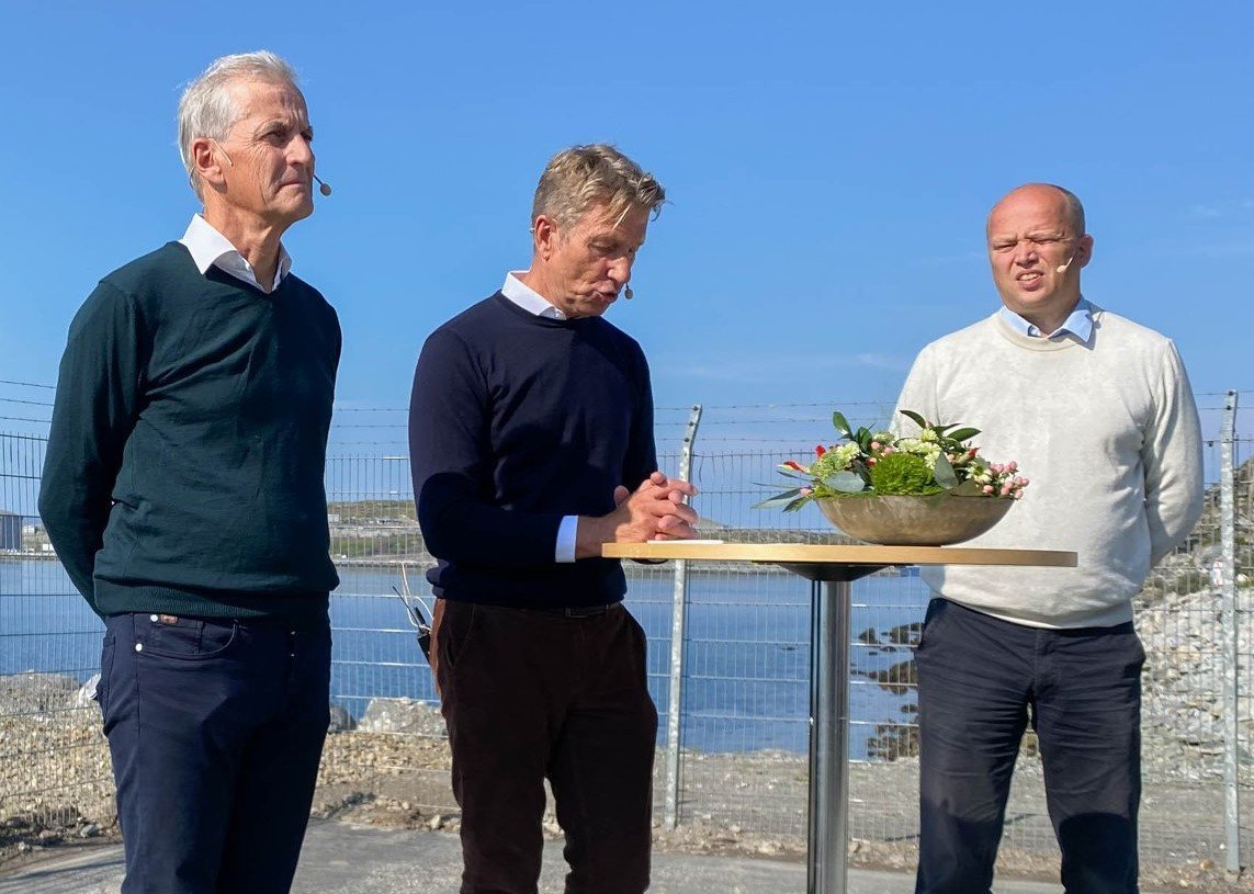 Jonas Gahr Støre, Terje Aasland og Trygve Slagsvold Vedum holder pressekonferanse ute