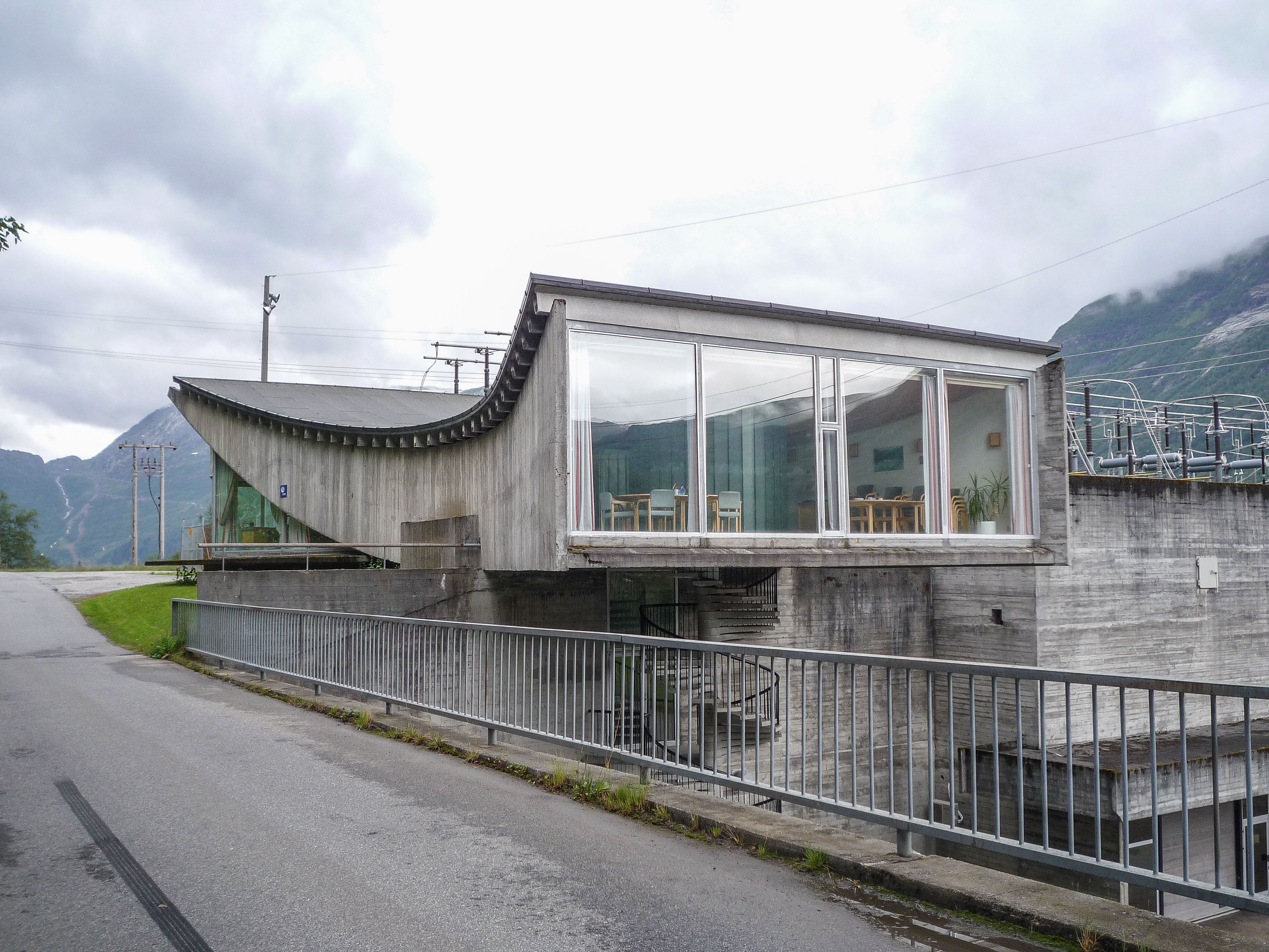 Kraftverksbygg sett utenfra.