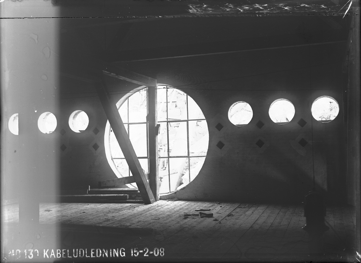Runde vinduer i industrilokale.