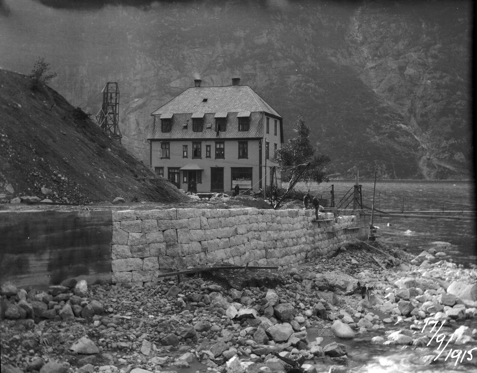 Steinmur og bygning.